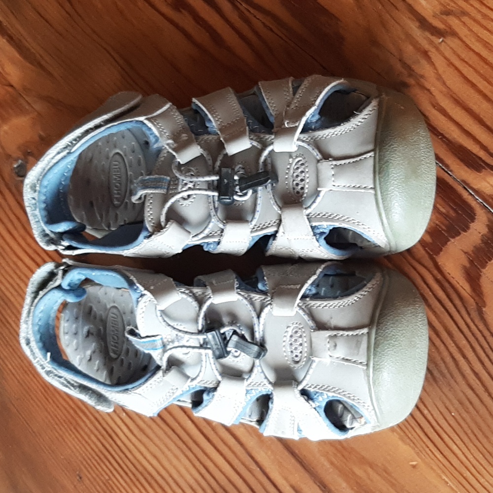 KHOMBU "Camp" Aqua Trac Sandals Size 6 big kid, 7 womens